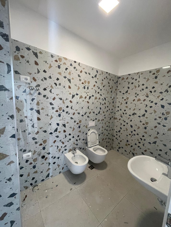 Tirane, jap me qera Kati 2,   (57 m²)  700 € (rruga kavajes ke Tirana Garden Building)