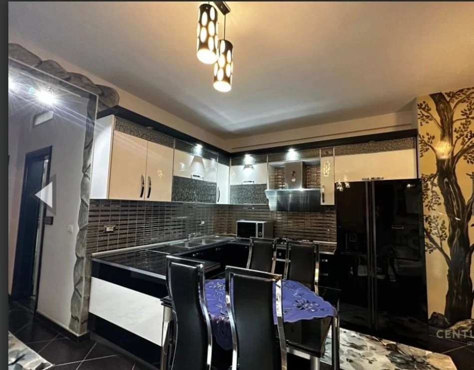 Tirane, jepet me qera 3+1+Ballkon Kati 2, 107 m² 700 € 