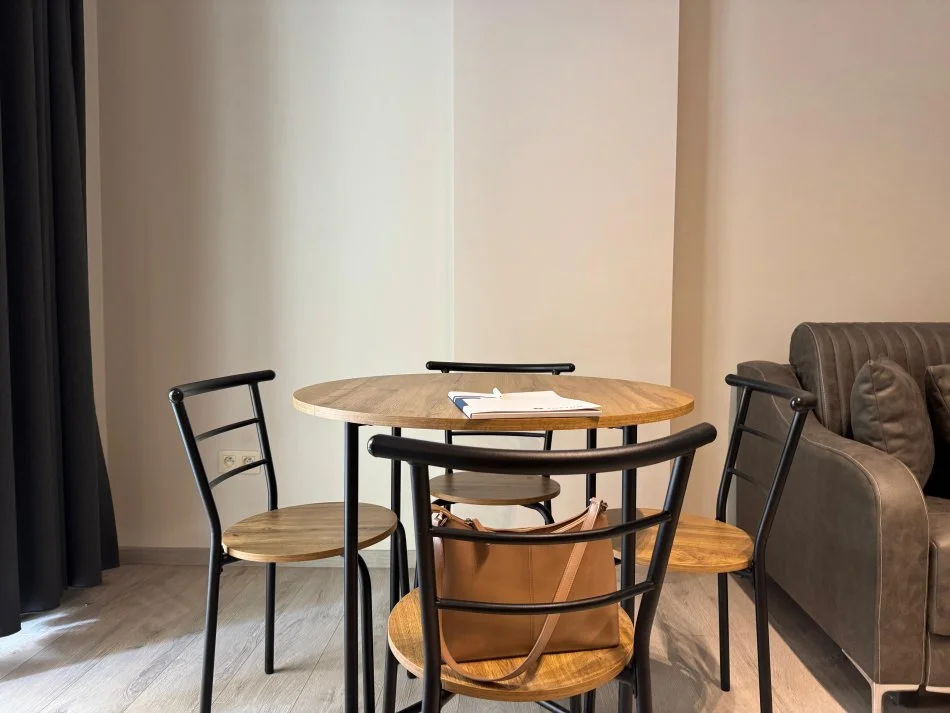 Tirane, jepet me qera apartament 1+1+Ballkon Kati 2, 57 m² 700 € (Liqeni i Thate)