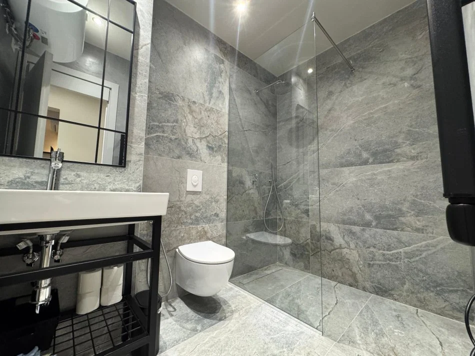 Tirane, jepet me qera apartament 1+1+Ballkon Kati 2, 57 m² 700 € (Liqeni i Thate)