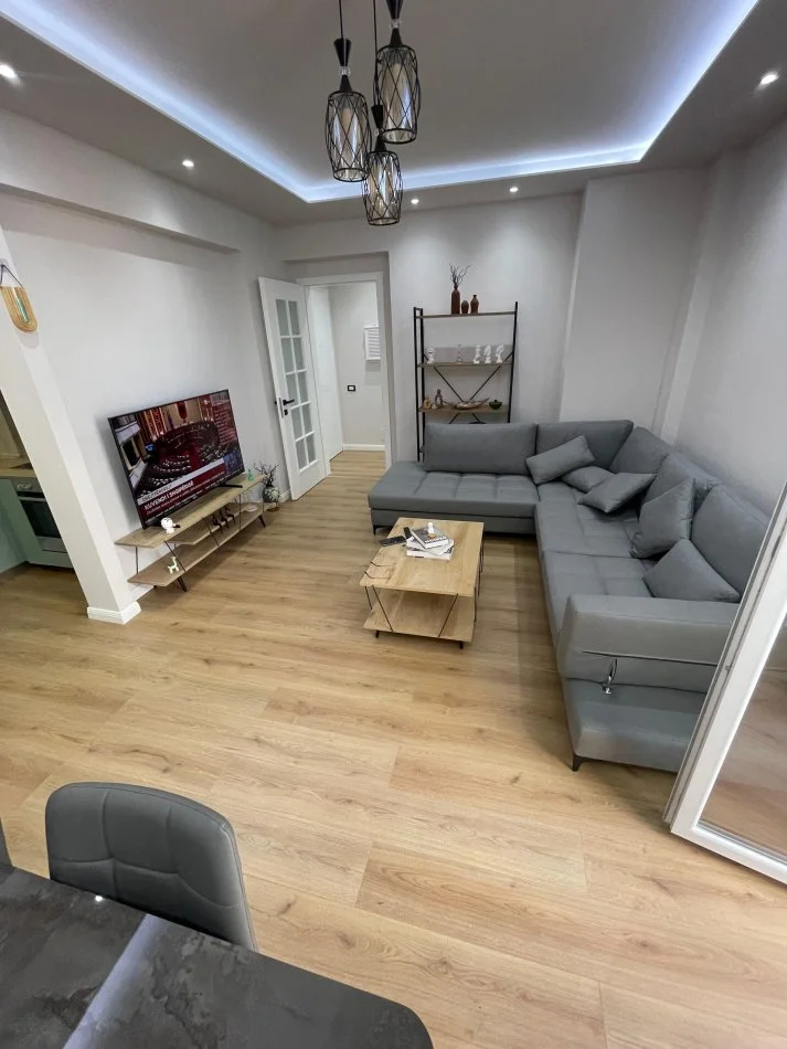 Tirane, jepet me qera apartament 2+1+Ballkon Kati 11, 120 m² 850 € (Perball Delijorgjit)