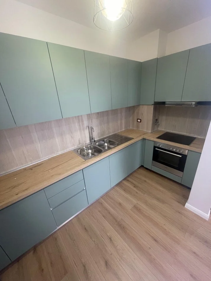 Tirane, jepet me qera apartament 2+1+Ballkon Kati 11, 120 m² 850 € (Perball Delijorgjit)