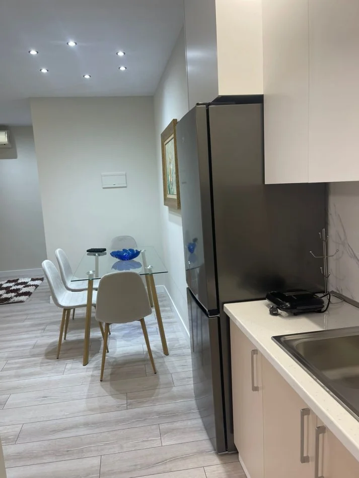 Tirane, jepet me qera apartament 1+1 Kati 9, 70 m² 1.000 € (Rruga e Kosovareve)