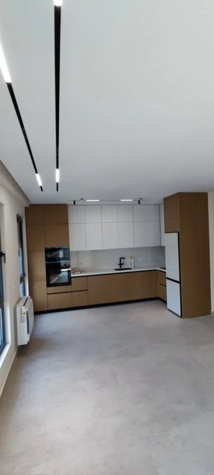 Tirane, jepet me qera apartament 2+1+Ballkon Kati 4, 105 m² 550 € (Kinostudio)