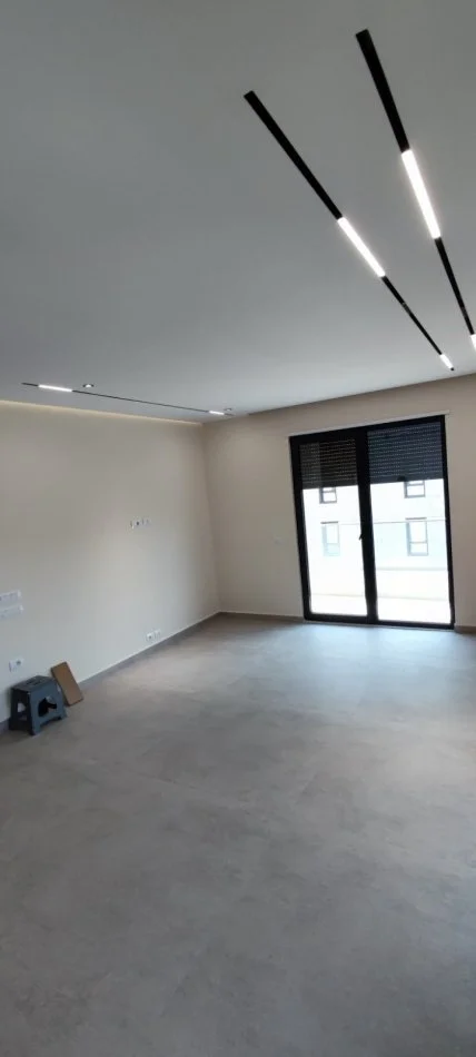 Tirane, jepet me qera apartament 2+1+Ballkon Kati 4, 105 m² 550 € (Kinostudio)