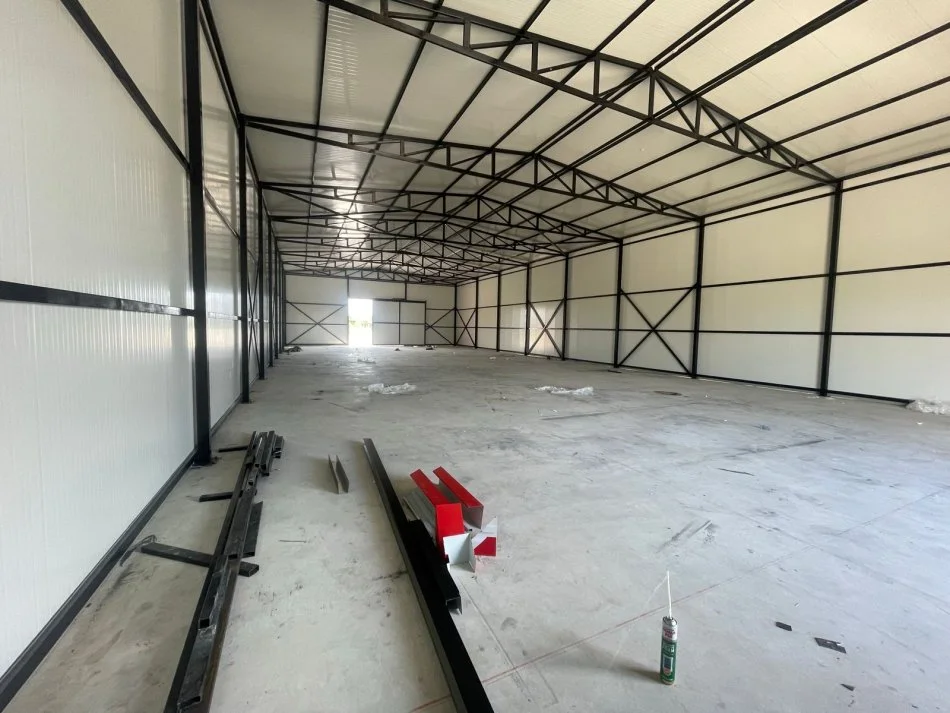 Tirane, jepet me qera magazine Kati 0, 555 m² 1.100 € (Tapize)