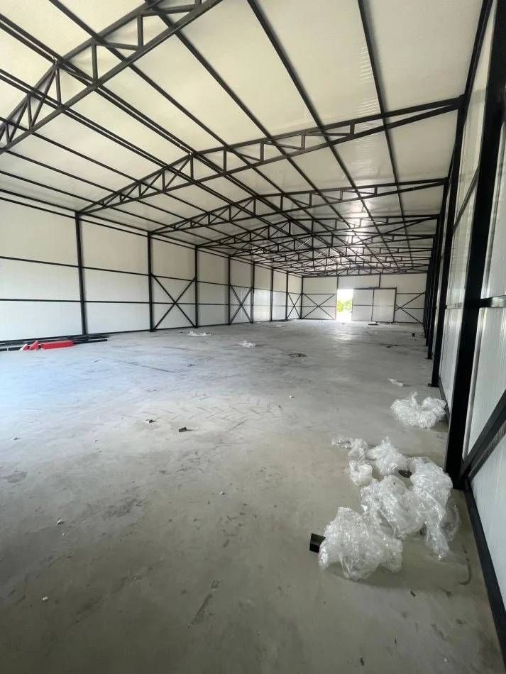 Tirane, jepet me qera magazine Kati 0, 555 m² 1.100 € (Tapize)