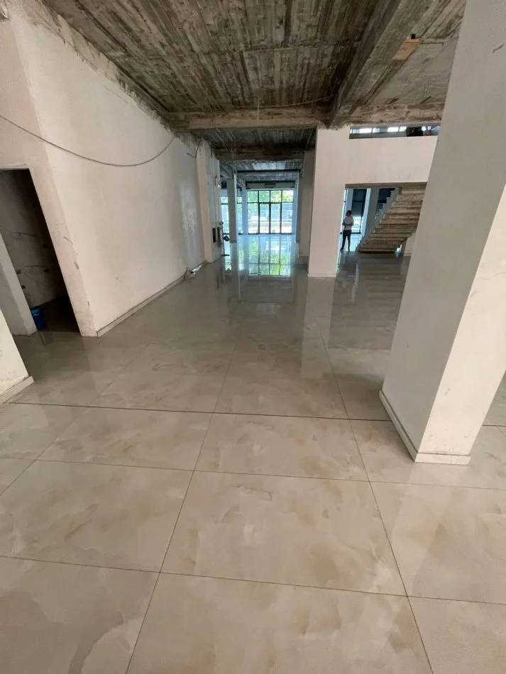 Tirane, jepet me qera magazine Kati 0, 1.000 m² 150 € (Mbikalimi Komunes se Parisit)