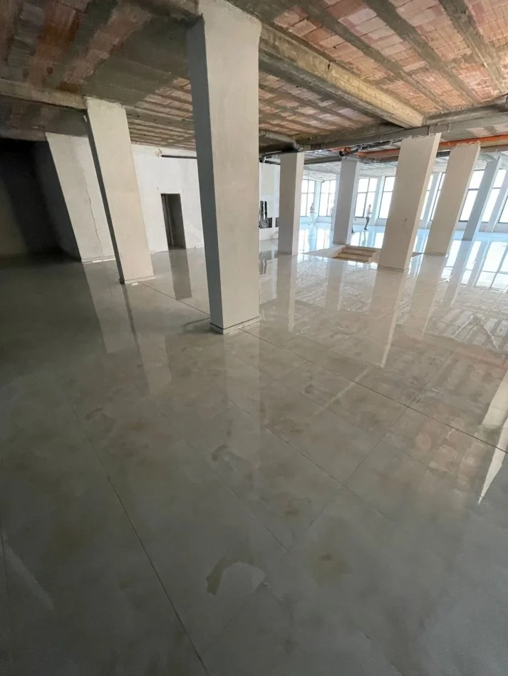 Tirane, jepet me qera dyqan Kati 0, 1.000 m² 150 € (Komuna e Parisit)
