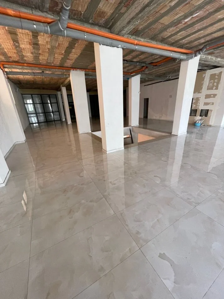 Tirane, jepet me qera dyqan Kati 0, 1.000 m² 150 € (Komuna e Parisit)