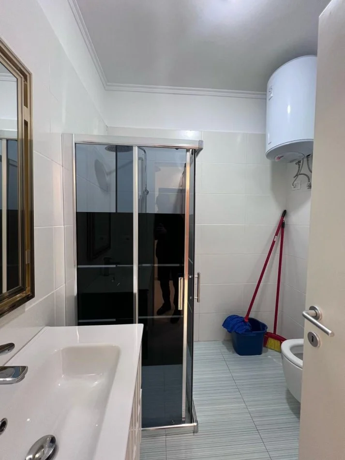 Tirane, jepet me qera apartament 2+1+Aneks+Ballkon Kati 5, 105 m² 700 € (Bulevardi i Ri, Stacioni i Trenit)