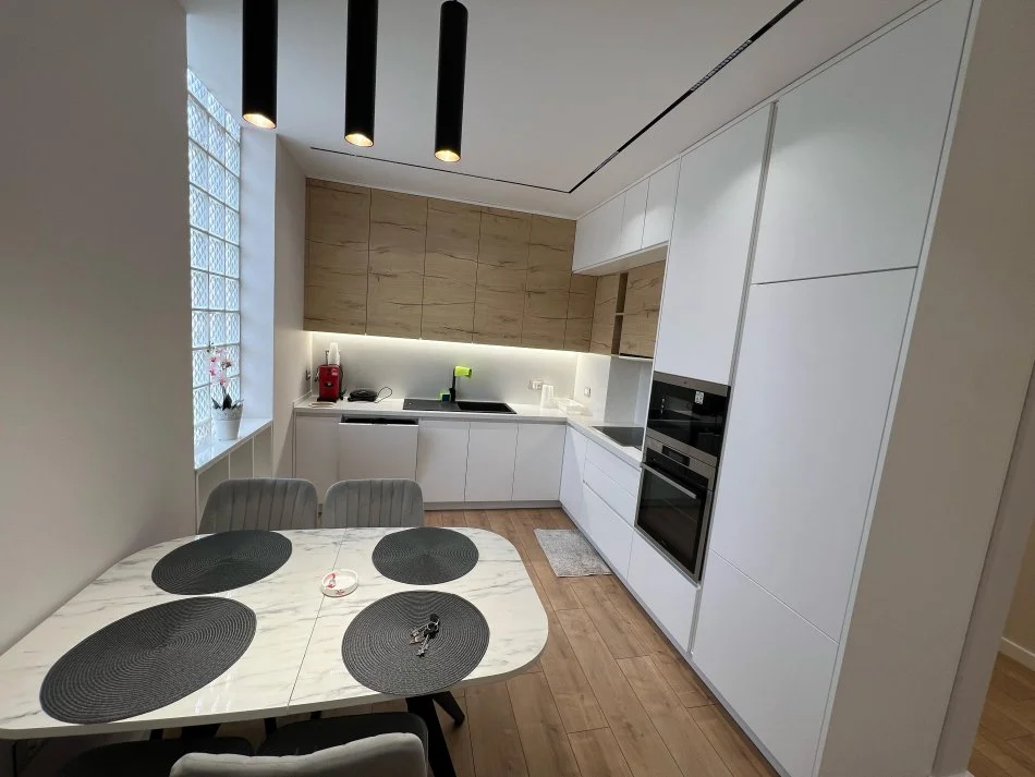 Tirane, jepet me qera apartament 1+1 Kati 5, 65 m² 730 € (Ambasada Amerikane ,Rruga Elbasanit)