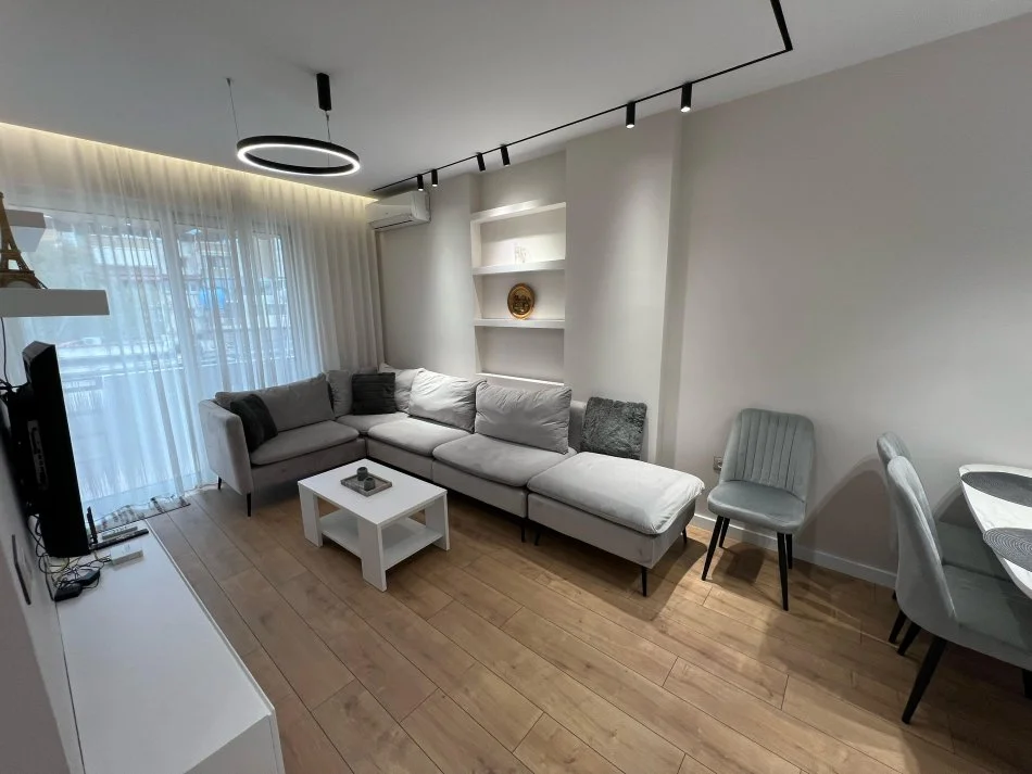 Tirane, jepet me qera apartament 1+1 Kati 5, 65 m² 730 € (Ambasada Amerikane ,Rruga Elbasanit)