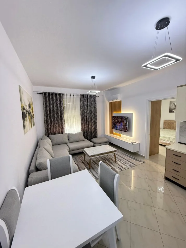 Tirane, jepet me qera 1+1 Kati 4, 600 € 