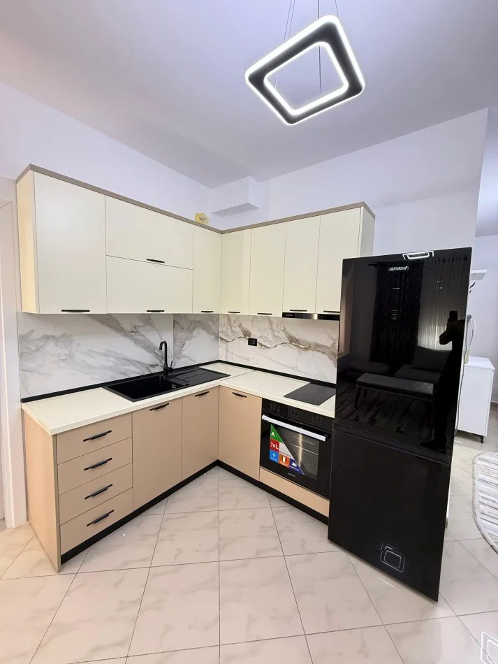 Tirane, jepet me qera 1+1 Kati 4, 600 € 