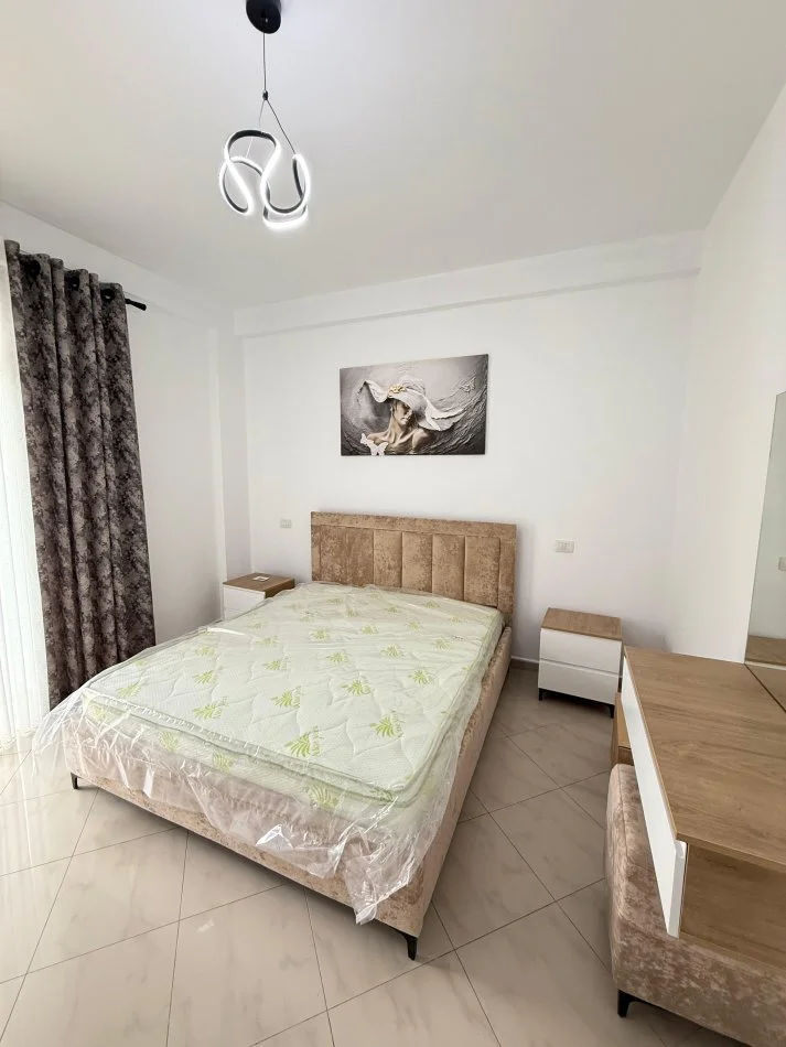 Tirane, jepet me qera 1+1 Kati 4, 600 € 