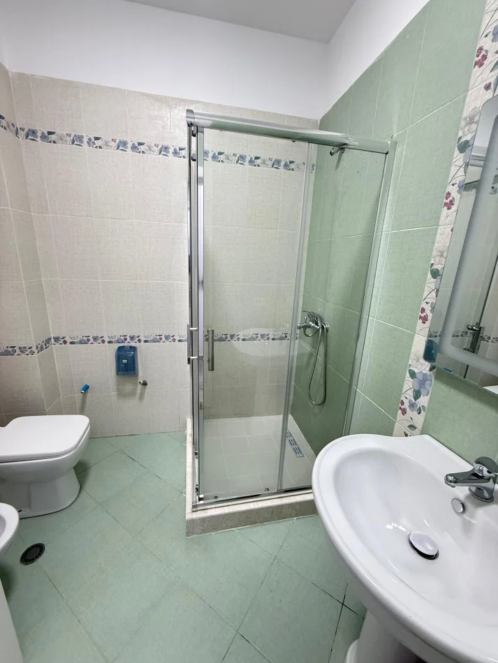 Tirane, jepet me qera 1+1 Kati 4, 600 € 