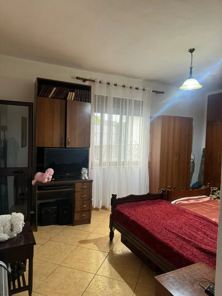 Tirane, jepet me qera apartament 2+1 Kati 1, 100 m² 550 € (Komuna e parisit pran Kristal Center)