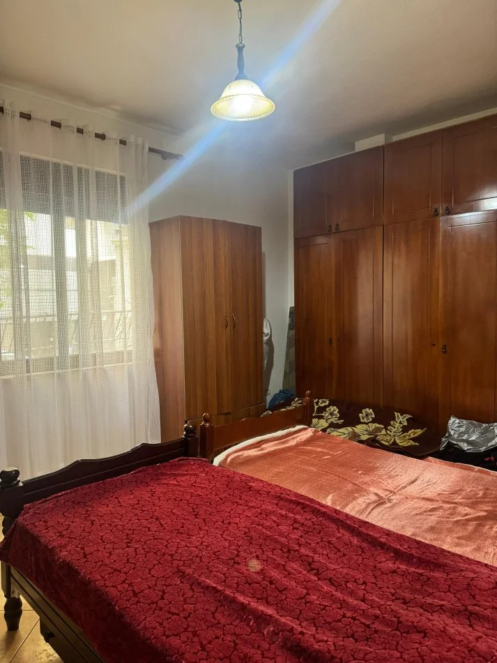 Tirane, jepet me qera apartament 2+1 Kati 1, 100 m² 550 € (Komuna e parisit pran Kristal Center)