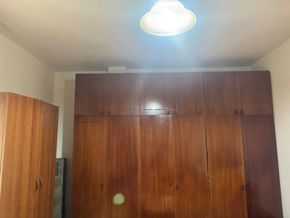 Tirane, jepet me qera apartament 2+1 Kati 1, 100 m² 550 € (Komuna e parisit pran Kristal Center)