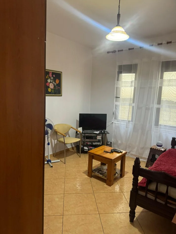 Tirane, jepet me qera apartament 2+1 Kati 1, 100 m² 550 € (Komuna e parisit pran Kristal Center)