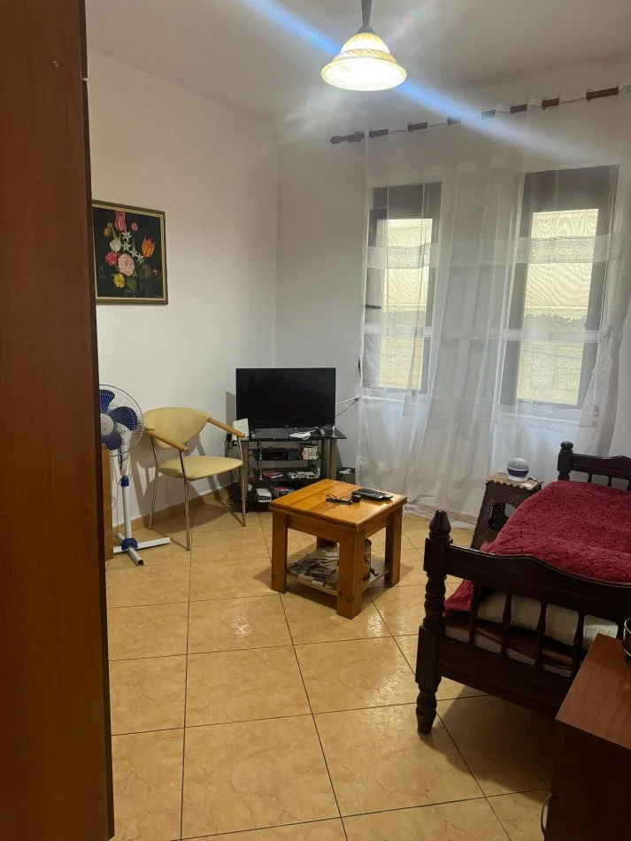 Tirane, jepet me qera apartament 2+1 Kati 1, 100 m² 550 € (Komuna e parisit pran Kristal Center)