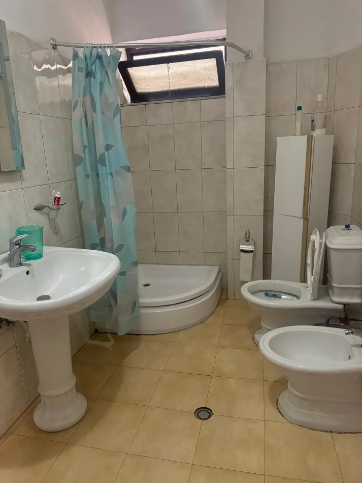 Tirane, jepet me qera apartament 2+1 Kati 1, 100 m² 550 € (Komuna e parisit pran Kristal Center)