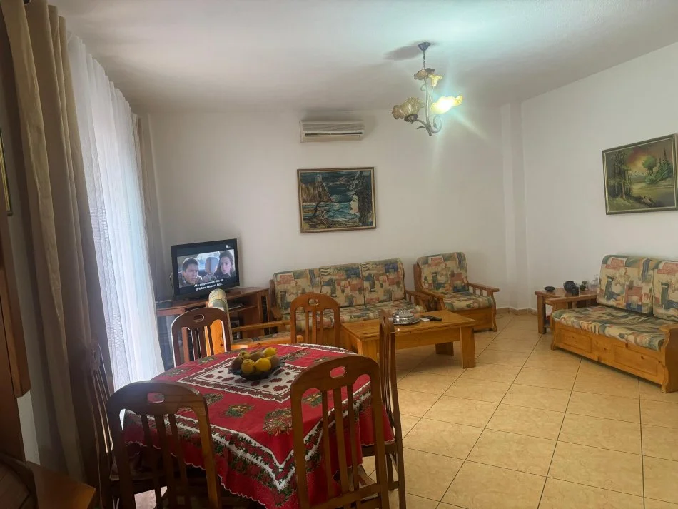 Tirane, jepet me qera apartament 2+1 Kati 1, 100 m² 550 € (Komuna e parisit pran Kristal Center)