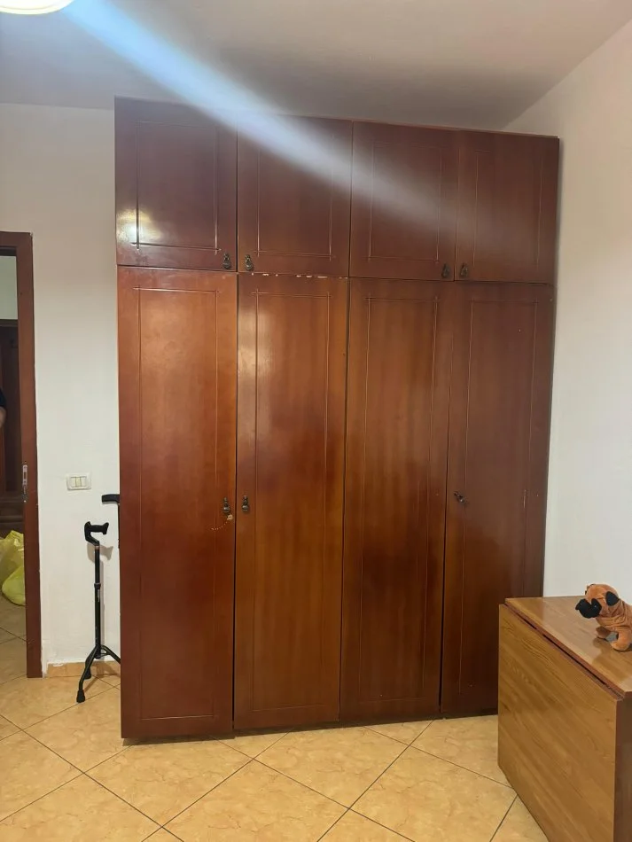 Tirane, jepet me qera apartament 2+1 Kati 1, 100 m² 550 € (Komuna e parisit pran Kristal Center)