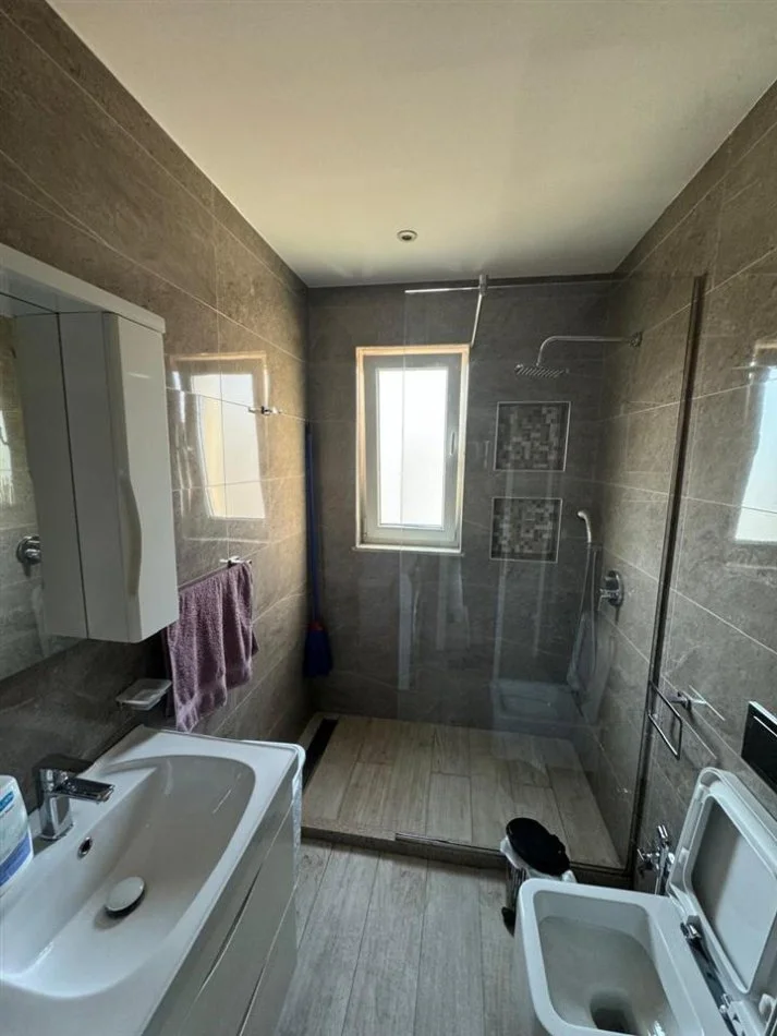 Tirane, jepet me qera apartament 1+1 Kati 4, 61 m² 600 € (Rruga e Kavajës, pranë kryqëzimit të 21 Dhjetorit)