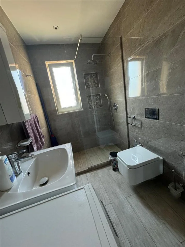 Tirane, jepet me qera apartament 1+1 Kati 4, 61 m² 600 € (Rruga e Kavajës, pranë kryqëzimit të 21 Dhjetorit)