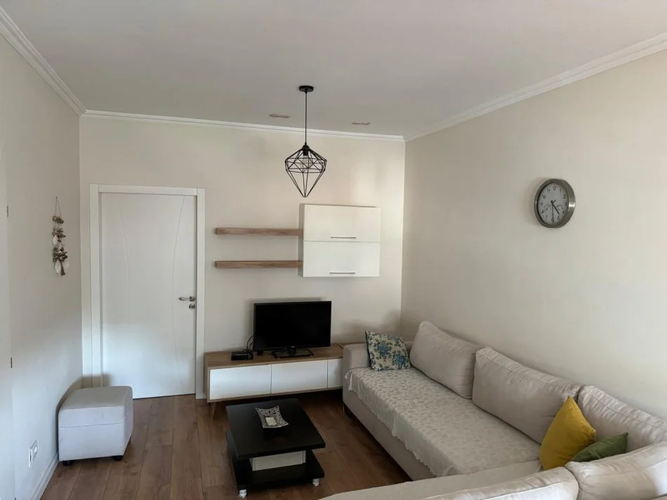Tirane, jepet me qera apartament 1+1 Kati 4, 61 m² 600 € (Rruga e Kavajës, pranë kryqëzimit të 21 Dhjetorit)
