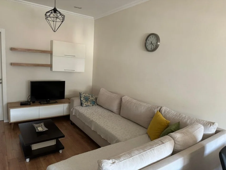 Tirane, jepet me qera apartament 1+1 Kati 4, 61 m² 600 € (Rruga e Kavajës, pranë kryqëzimit të 21 Dhjetorit)