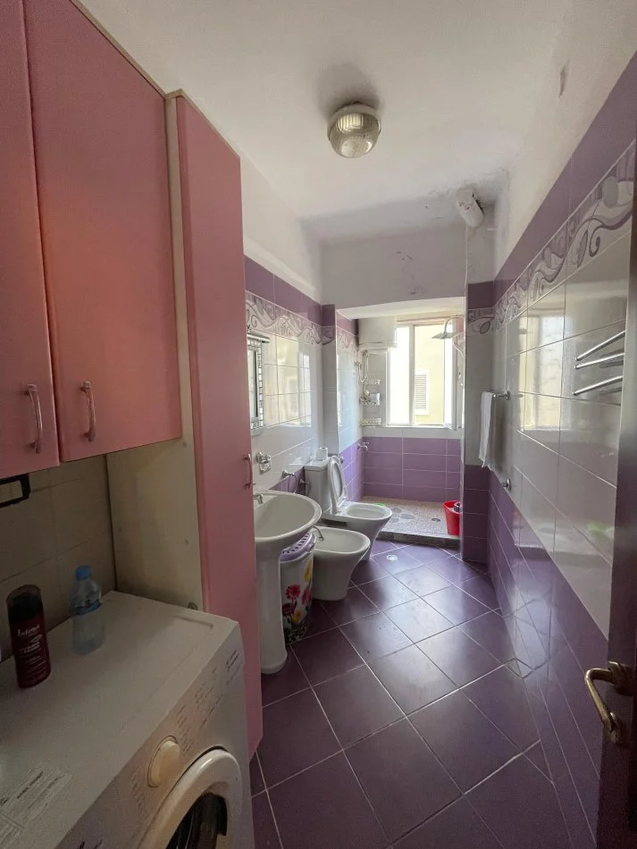 Durres, jepet me qera apartament 2+1+Aneks+Ballkon Kati 2, 90 m² 450 € (Gjykata| Durres)