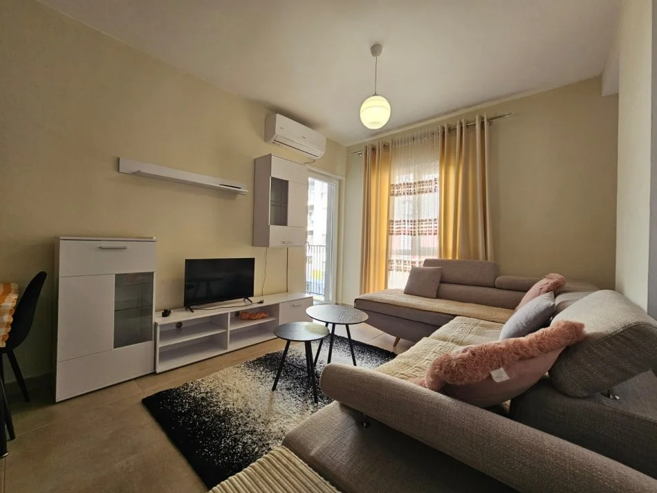 Tirane, jepet me qera apartament 2+1+Ballkon Kati 5, 86 m² 500 € (Univers City)