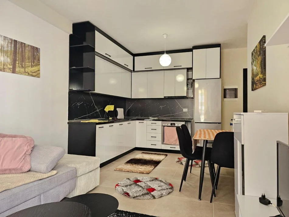 Tirane, jepet me qera apartament 2+1+Ballkon Kati 5, 86 m² 500 € (Univers City)