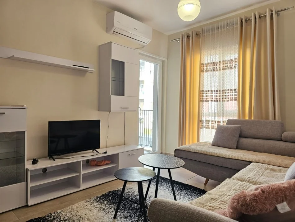 Tirane, jepet me qera apartament 2+1+Ballkon Kati 5, 86 m² 500 € (Univers City)
