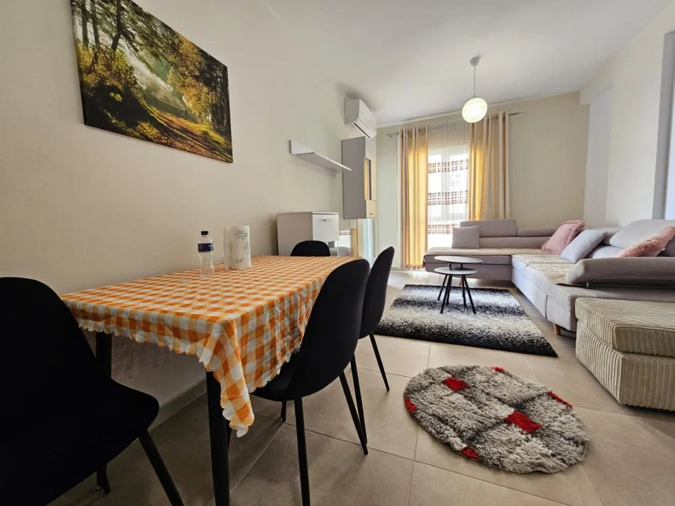 Tirane, jepet me qera apartament 2+1+Ballkon Kati 5, 86 m² 500 € (Univers City)