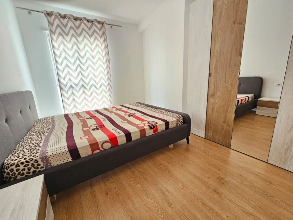 Tirane, jepet me qera apartament 2+1+Ballkon Kati 5, 86 m² 500 € (Univers City)