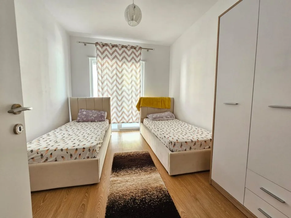 Tirane, jepet me qera apartament 2+1+Ballkon Kati 5, 86 m² 500 € (Univers City)