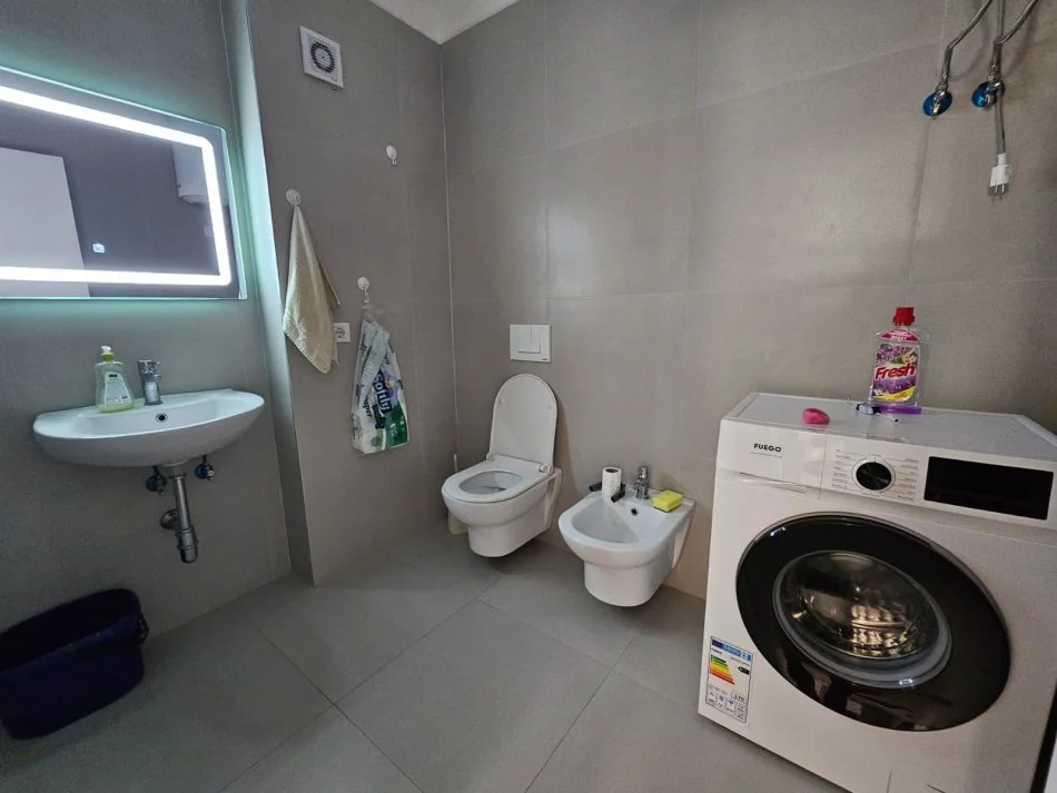 Tirane, jepet me qera apartament 2+1+Ballkon Kati 5, 86 m² 500 € (Univers City)