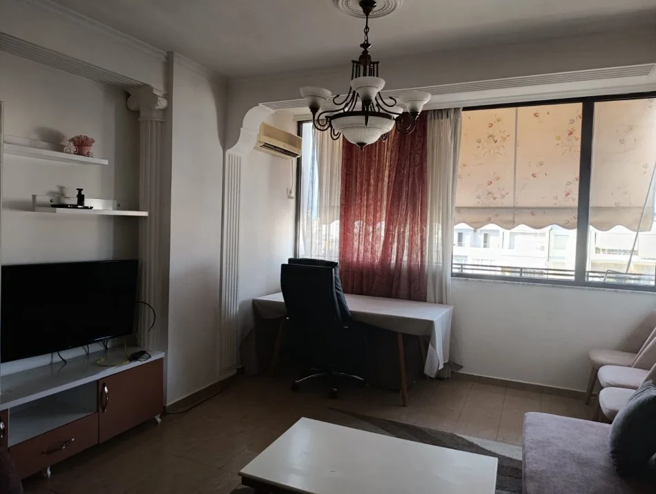 Tirane, jepet me qera apartament 2+1+Ballkon Kati 8, 95 m² 600 € (Rr.Kavajes)