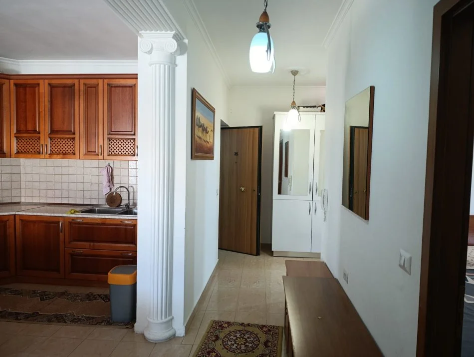 Tirane, jepet me qera apartament 2+1+Ballkon Kati 8, 95 m² 600 € (Rr.Kavajes)