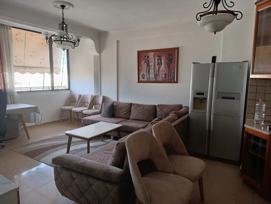 Tirane, jepet me qera apartament 2+1+Ballkon Kati 8, 95 m² 600 € (Rr.Kavajes)