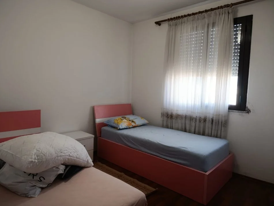 Tirane, jepet me qera apartament 2+1+Ballkon Kati 8, 95 m² 600 € (Rr.Kavajes)