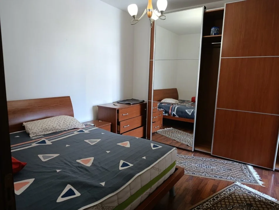 Tirane, jepet me qera apartament 2+1+Ballkon Kati 8, 95 m² 600 € (Rr.Kavajes)