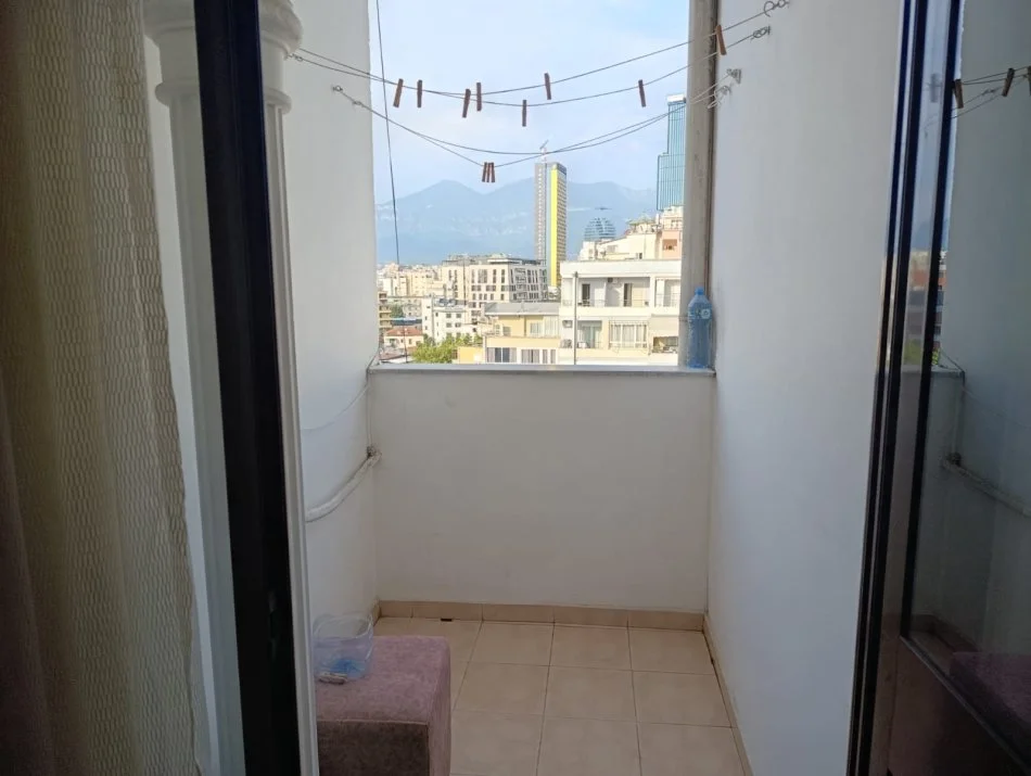 Tirane, jepet me qera apartament 2+1+Ballkon Kati 8, 95 m² 600 € (Rr.Kavajes)