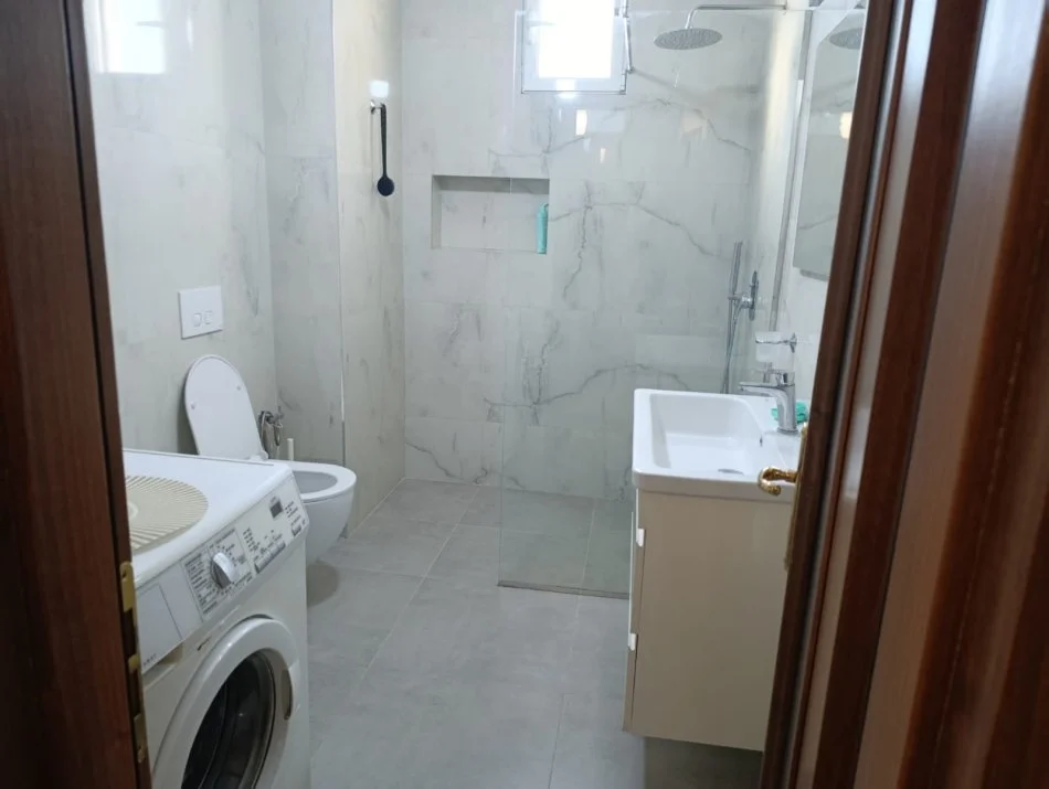 Tirane, jepet me qera apartament 2+1+Ballkon Kati 8, 95 m² 600 € (Rr.Kavajes)