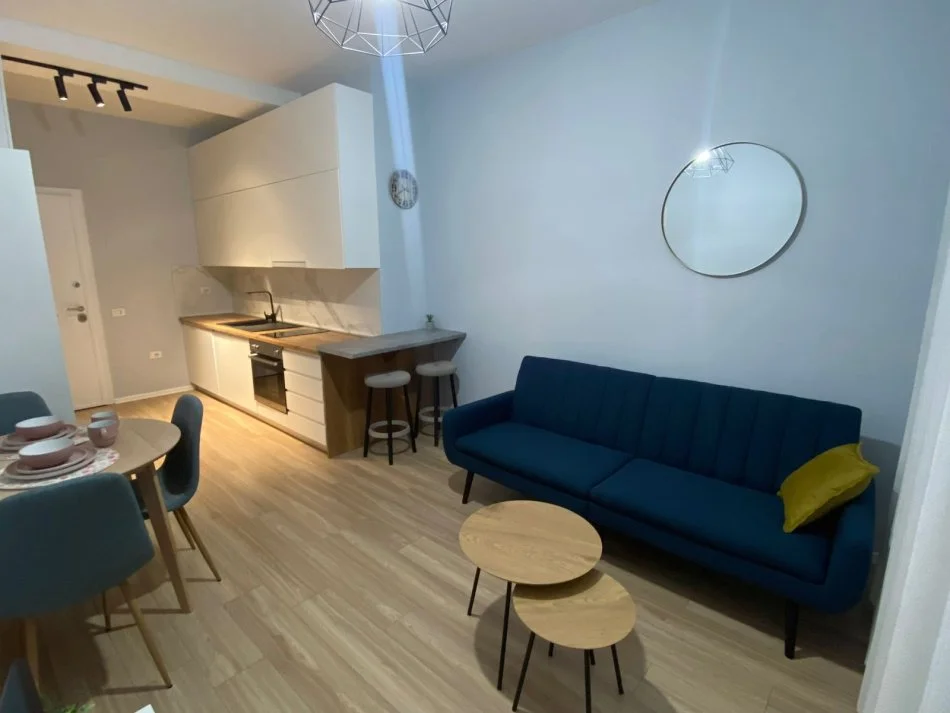 Tirane, jepet me qera apartament 1+1 Kati 2, 65 m² 550 € (55000)