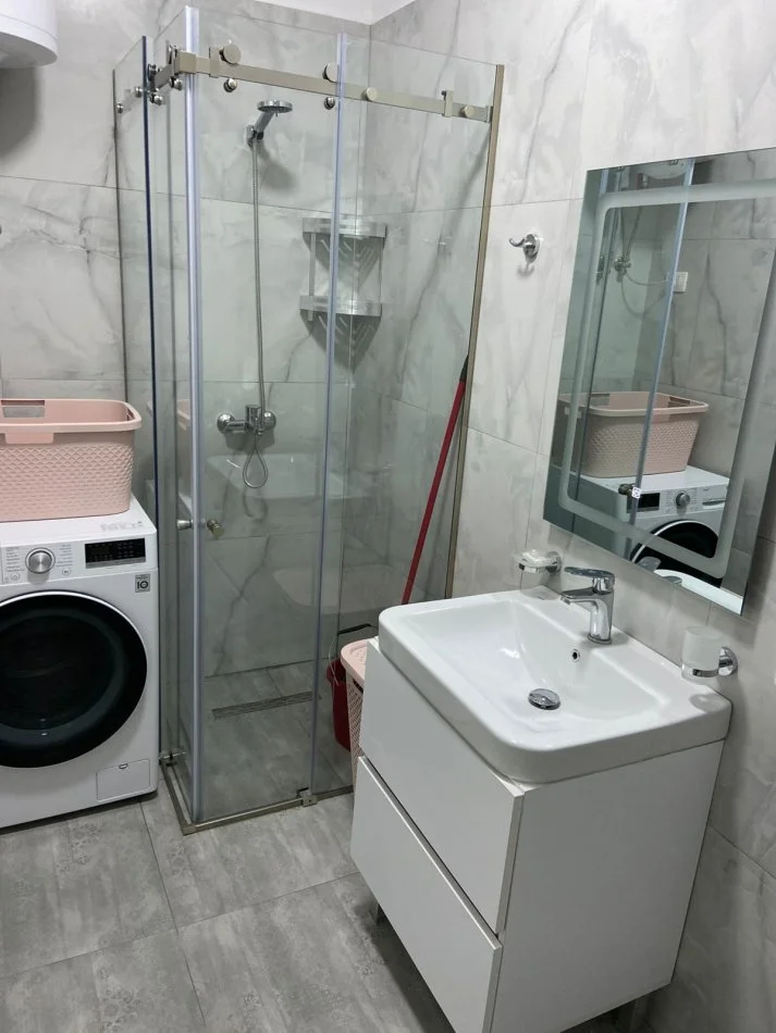 Tirane, jepet me qera apartament 1+1 Kati 2, 65 m² 550 € (55000)